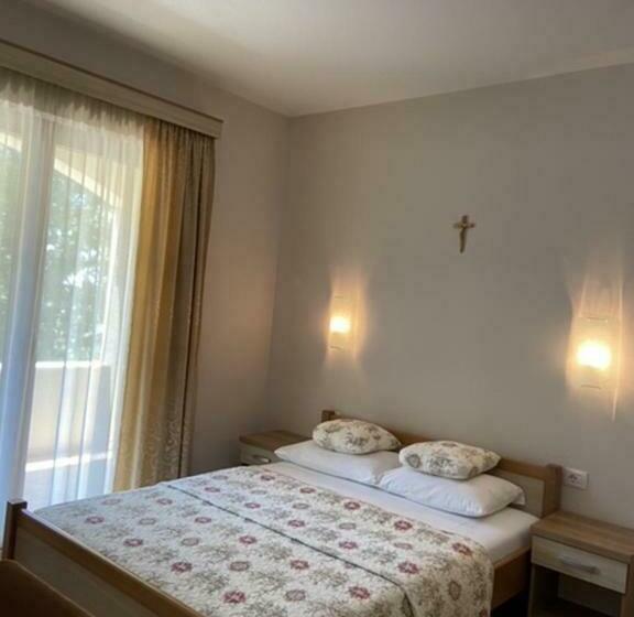 اتاق استاندارد با بالکن و چشم‌انداز باغ, Family Hotel Villa Maria