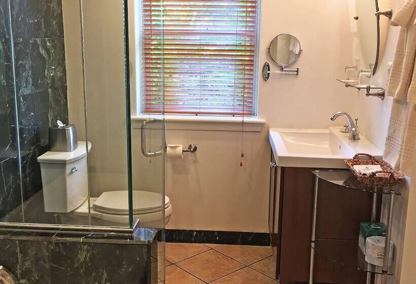 سوئیت با تخت بزرگ, Morris House