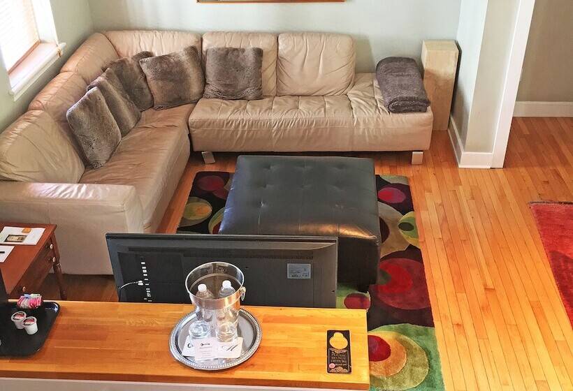 سوئیت با تخت بزرگ, Morris House