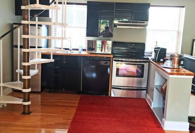 سوئیت با تخت بزرگ, Morris House