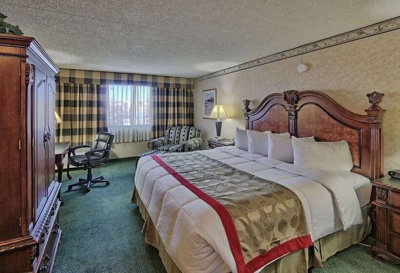 Номер Deluxe, Ramada By Wyndham Albuquerque Midtown