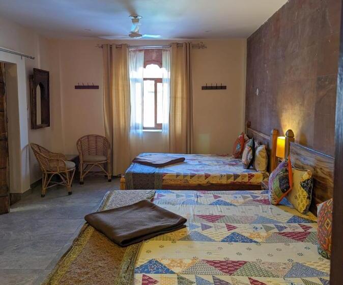 패밀리 스위트, Corsican Haveli