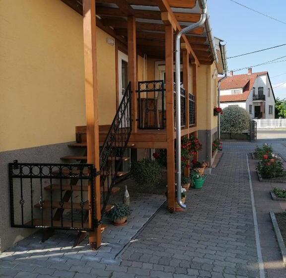 آپارتمان 1 خوابه همکف, Kata Vendégház