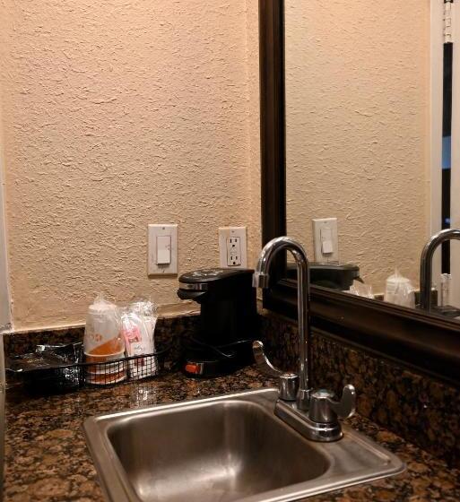 带大床的套房, Quality Inn & Suites I 35 Near Frost Bank Center