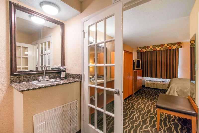 带大床的套房, Quality Inn & Suites I 35 Near Frost Bank Center