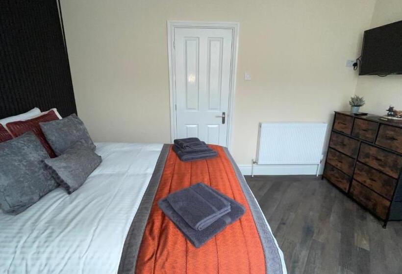 اتاق لوکس, Anfield Place To Stay