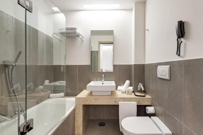 اتاق استاندارد با بالکن و چشم‌انداز دریا, Smy Aran Blu Roma Mare