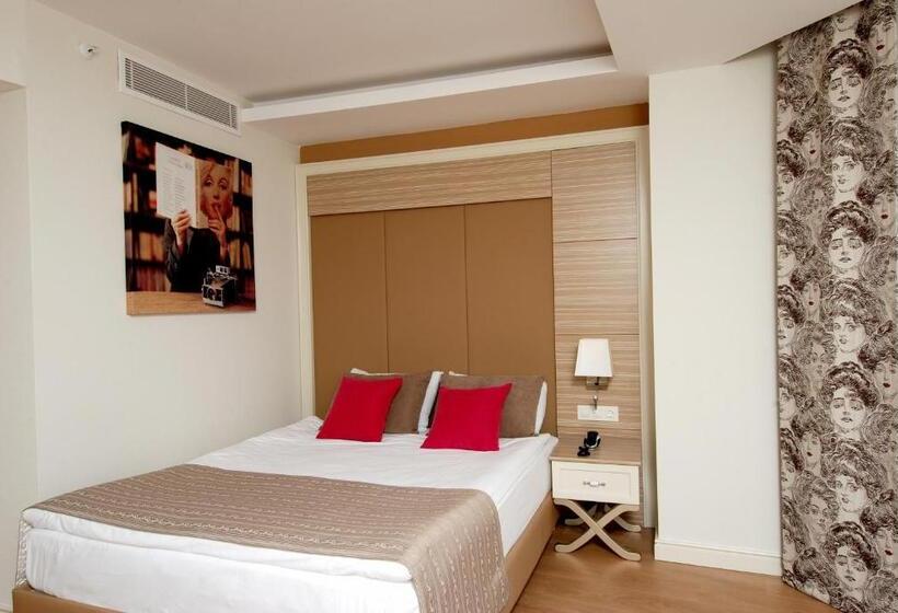 اتاق اساندارد با چشم‌انداز جانبی به دریا, Delphin Deluxe Resort