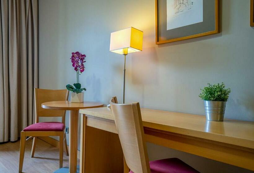 Habitación Triple Estándar, Victoria 4 Puerta Del Sol