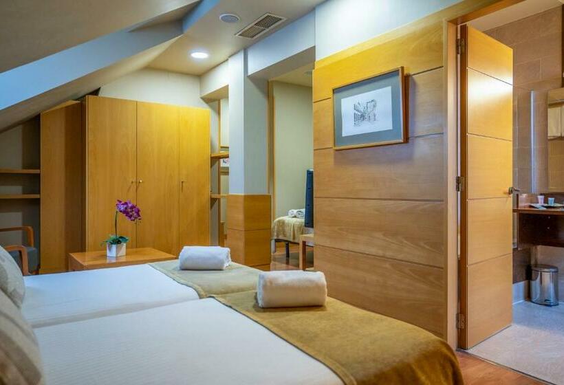 Habitación Triple Estándar, Victoria 4 Puerta Del Sol
