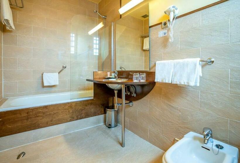 Habitación Triple Estándar, Victoria 4 Puerta Del Sol
