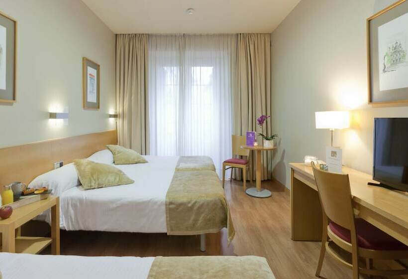 Habitación Triple Estándar, Victoria 4 Puerta Del Sol
