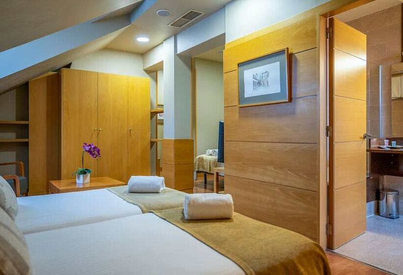 Habitación Triple Estándar, Victoria 4 Puerta Del Sol