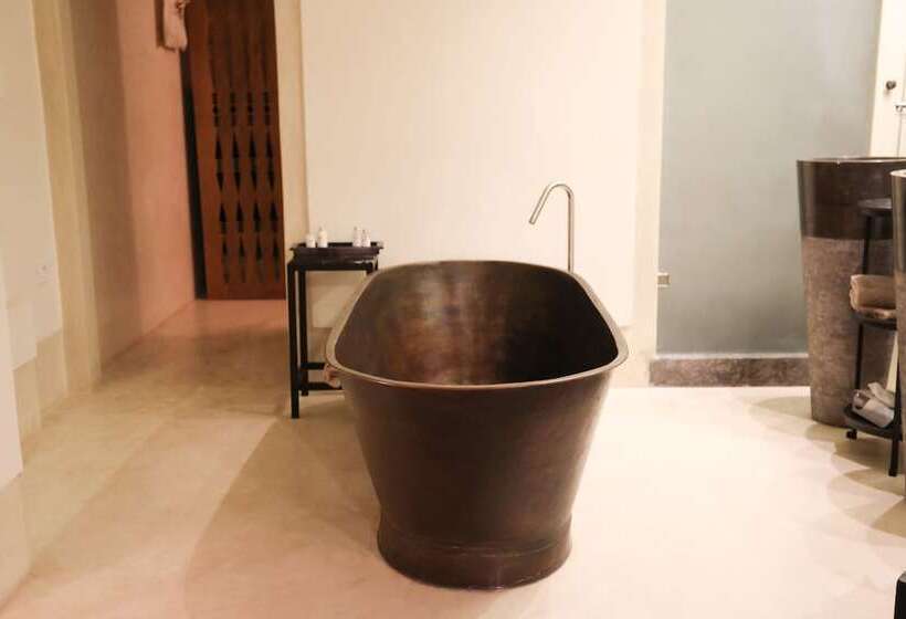 سوئیت جونیور با تراس, 72 Riad