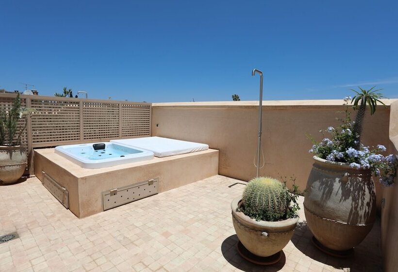 سوئیت جونیور با تراس, 72 Riad
