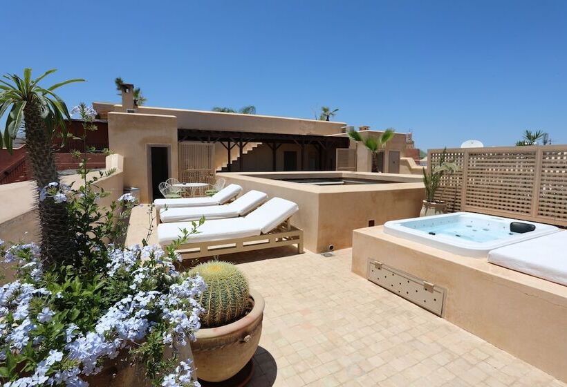 سوئیت جونیور با تراس, 72 Riad