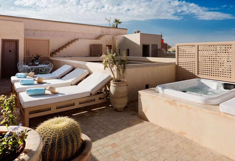 سوئیت جونیور با تراس, 72 Riad