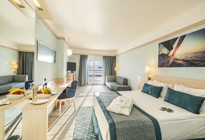 اتاق استاندارد با چشم‌انداز استخر, La Blanche Resort & Spa