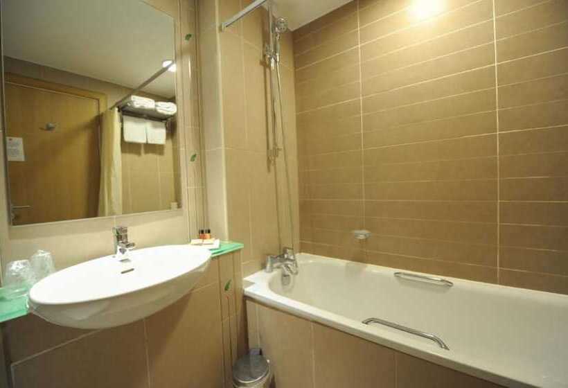 Quarto Estandar, The Pinewood