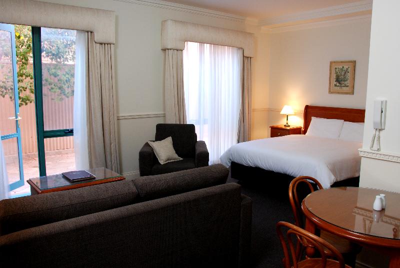 استودیوی استاندارد, Majestic Tynte Street Apartments