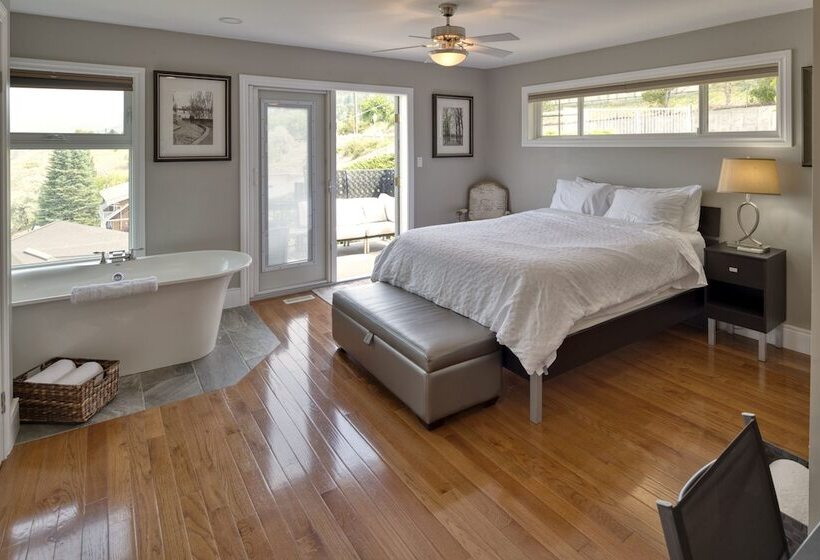 Люкс, Above The Beach Guest Suites