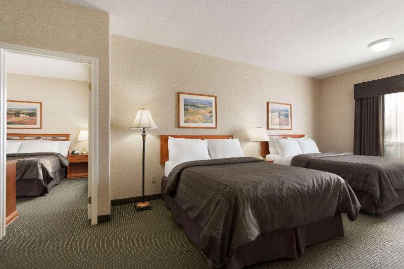 キングサイズベッドのスタンダードルーム, Days Inn By Wyndham Saskatoon