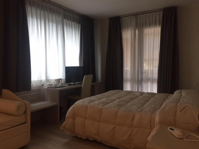 اتاق استاندارد سه نفره, Hostellerie Du Cheval Blanc