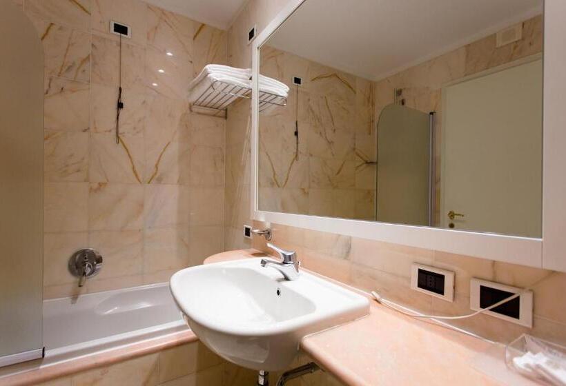 اتاق استاندارد چهار تخته, Hostellerie Du Cheval Blanc
