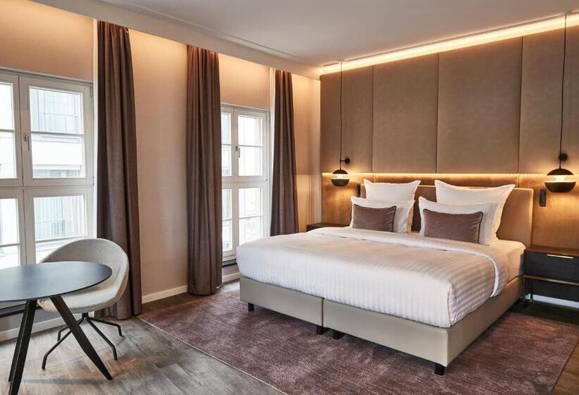 جناح جونيور, Steigenberger Hotel De Saxe