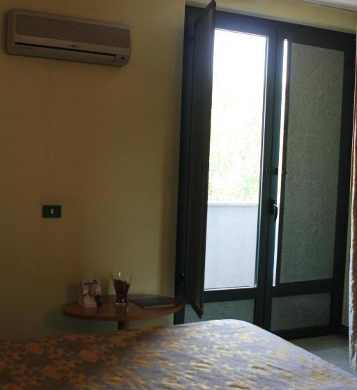 اتاق استاندارد سه نفره, Ascot Lodging