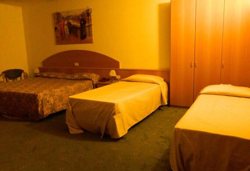 اتاق استاندارد چهار تخته, Ascot Lodging