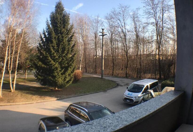 اتاق خانوادگی, Ascot Lodging