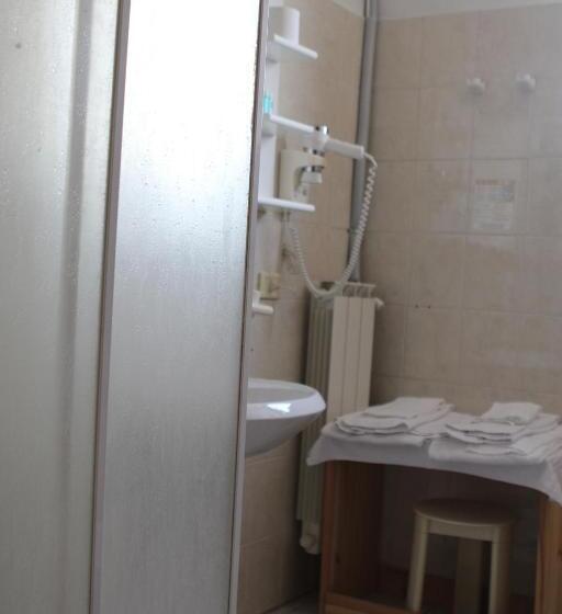 اتاق خانوادگی, Ascot Lodging