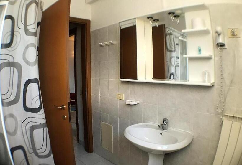 اتاق خانوادگی, Ascot Lodging