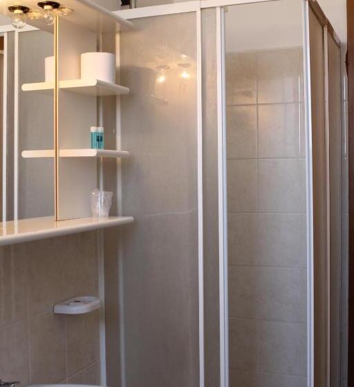 اتاق خانوادگی, Ascot Lodging