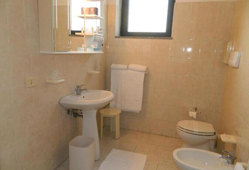 اتاق خانوادگی, Ascot Lodging