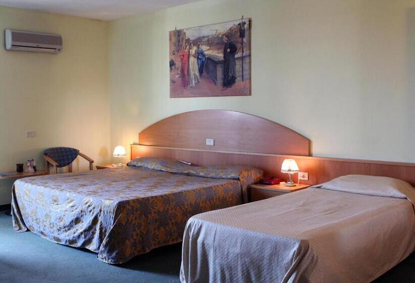 اتاق استاندارد سه نفره, Ascot Lodging