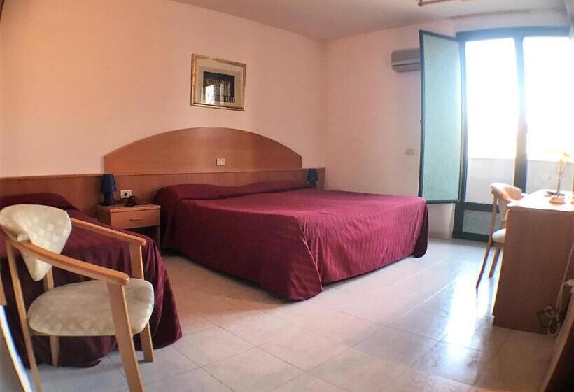 اتاق استاندارد سه نفره, Ascot Lodging