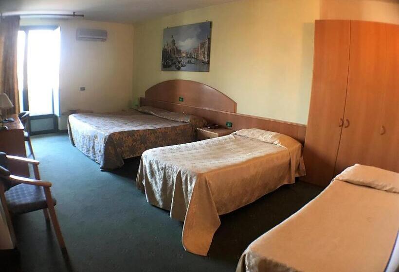 اتاق استاندارد چهار تخته, Ascot Lodging