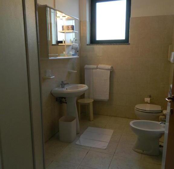 اتاق خانوادگی, Ascot Lodging