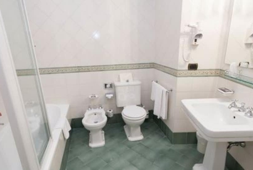اتاق لوکس با چشمانداز دریاچه, Savoy Palace