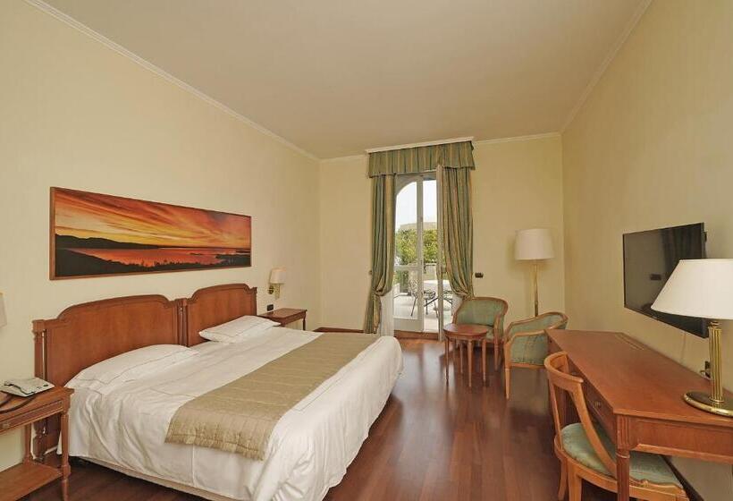 اتاق استاندارد با تخت بزرگ, Savoy Palace