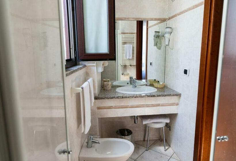اتاق استاندارد, Ungheria Varese 1946