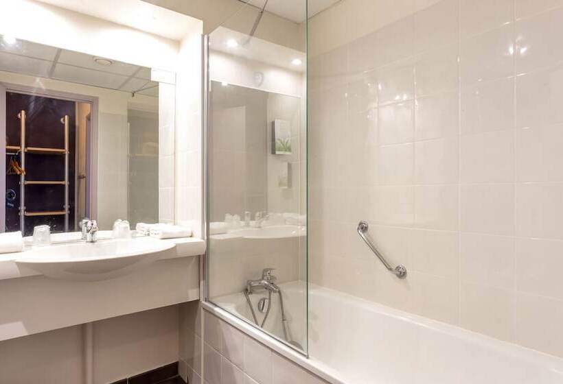 Номер Стандарт Трехместный, Brit Hotel Montpellier Parc Expo