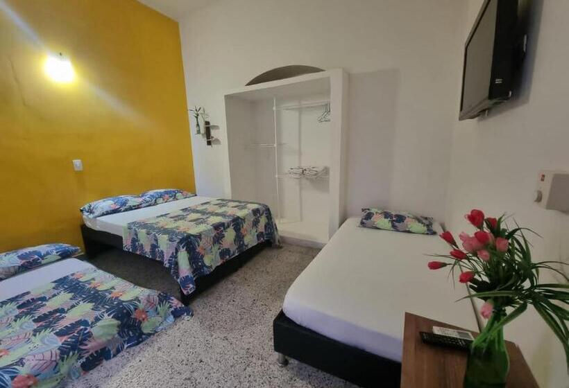 اتاق ساده سه‌ نفره, Casa De Luna