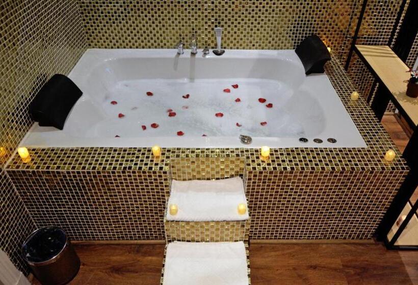 اتاق استاندارد با وان آب گرم, Roof Hotel Apartments