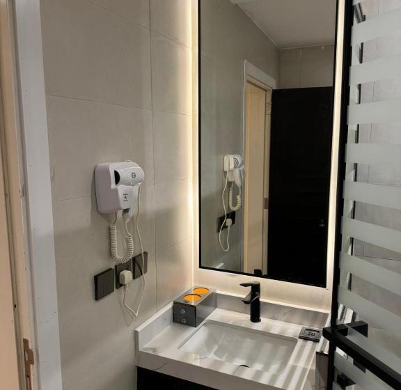 سوییت, Roof Hotel Apartments