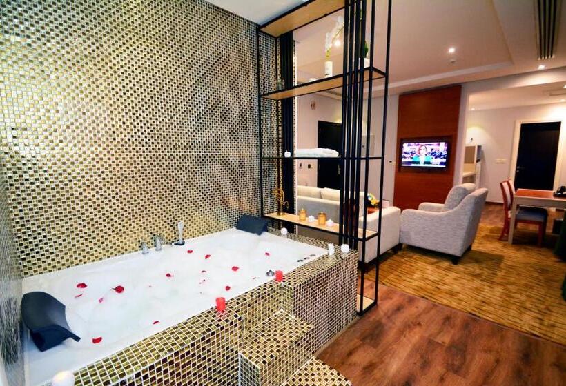 اتاق استاندارد با وان آب گرم, Roof Hotel Apartments