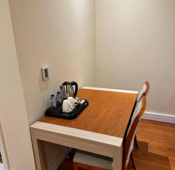اتاق استاندارد با وان آب گرم, Roof Hotel Apartments