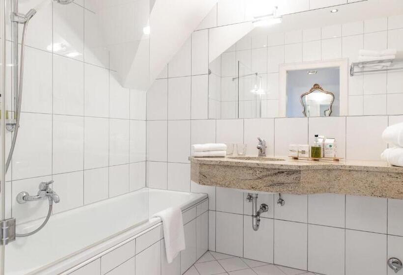 اتاق استاندارد با چشم‌انداز دریاچه, Dermuth Hotels – Parkvilla Wörth